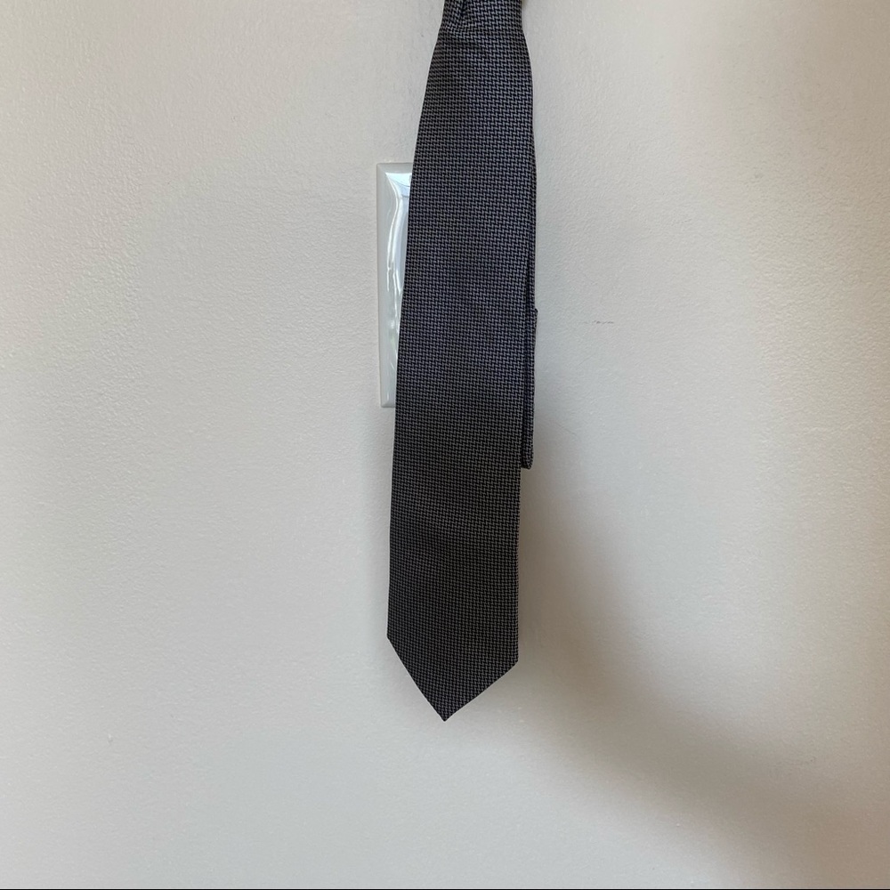 Bloomingdale’s Black and Grey Houndstooth Tie - Picture 2 of 3